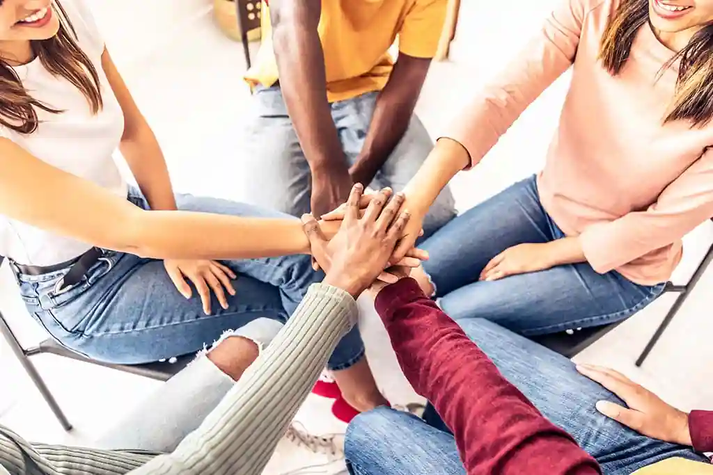 Equipe de enfermagem e médica prestando suporte em ambiente de reabilitação psicossocial